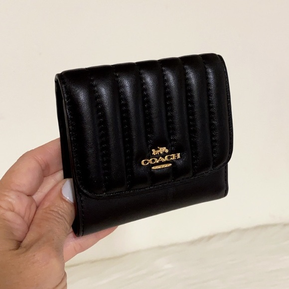 New💃Coach Small Wallet With Linear Quilting - Picture 2 of 5